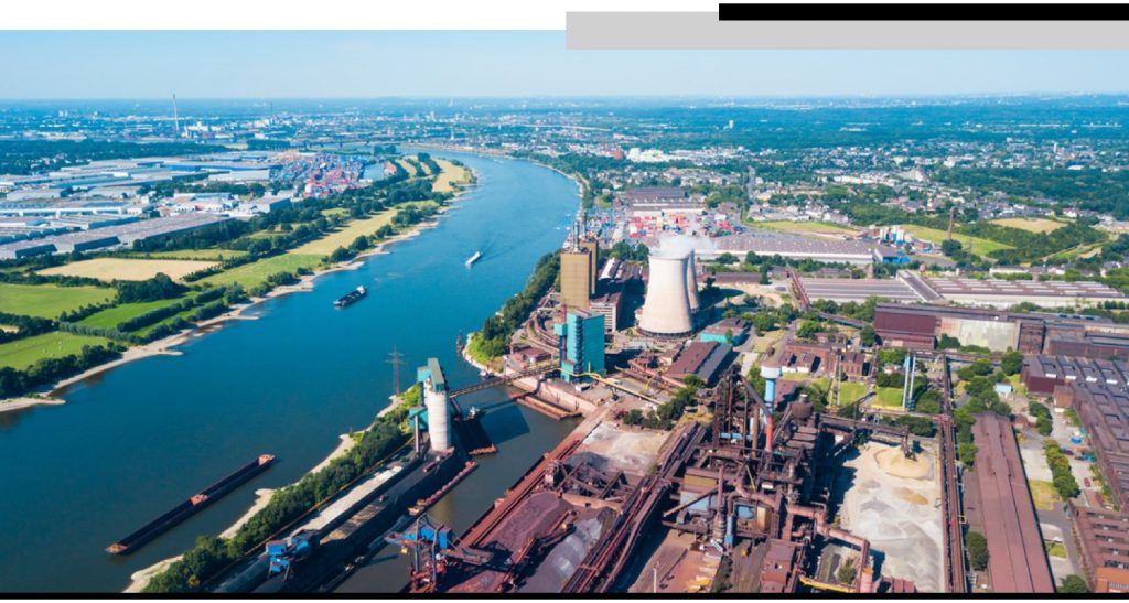 Luftaufnahme von Duisburg am Rhein mit Hüttenwerk im Vordergrund